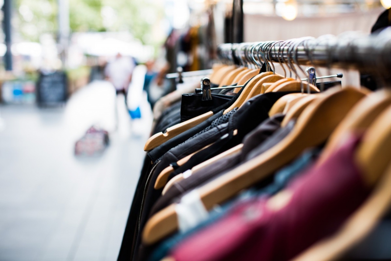 magasin-BOUYON-min_blur_close_up_focus_hanger_jacket_market_people_rack-1176303